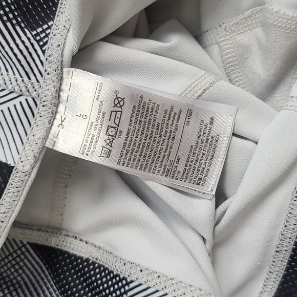 Gap Fit Active Wear Printed Capri Leggings - Picture 6 of 6